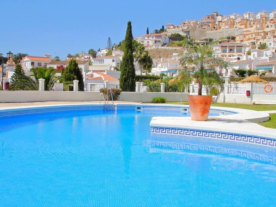 Beautiful 3 Bedroom Townhouse In Urb. Tropicana, Nerja Exteriör bild