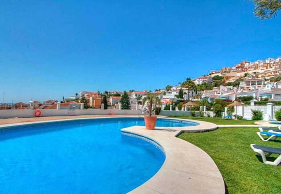 Beautiful 3 Bedroom Townhouse In Urb. Tropicana, Nerja Exteriör bild