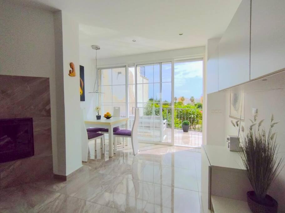 Beautiful 3 Bedroom Townhouse In Urb. Tropicana, Nerja Exteriör bild